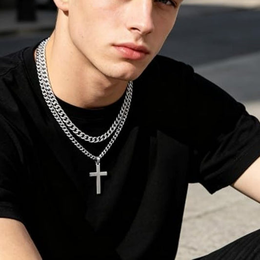 Daan – Stoere dubbele zilverkleurige kchakelketting met kruishanger