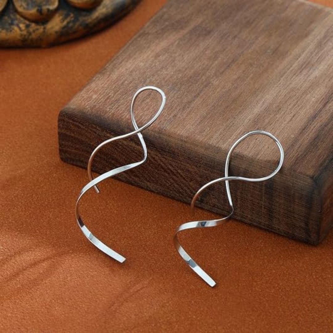 Fenna – Elegant zilverkleurige spiraal oorbellen met gedraaid ontwerp