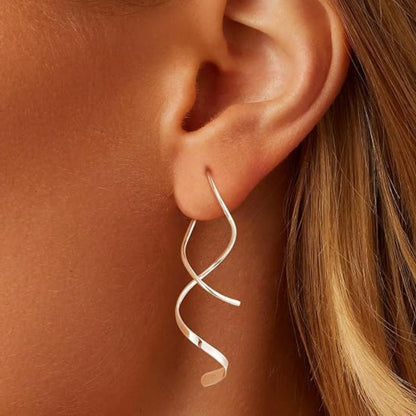 Fenna – Elegant zilverkleurige spiraal oorbellen met gedraaid ontwerp