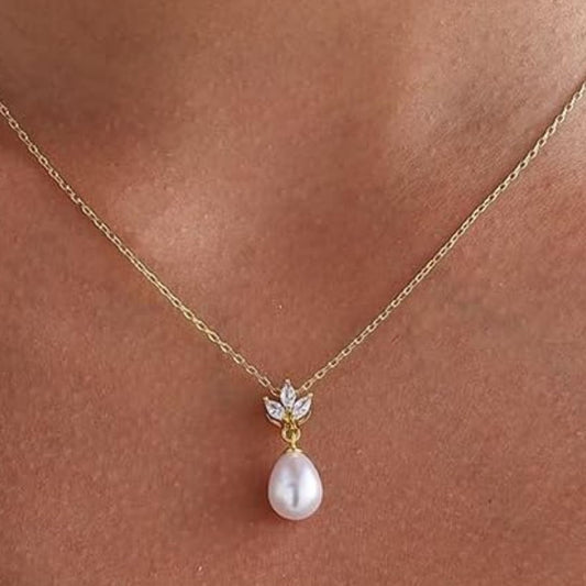 Lieke – Elegante goudkleurige ketting met druppelparel en kristallen bloemdetail